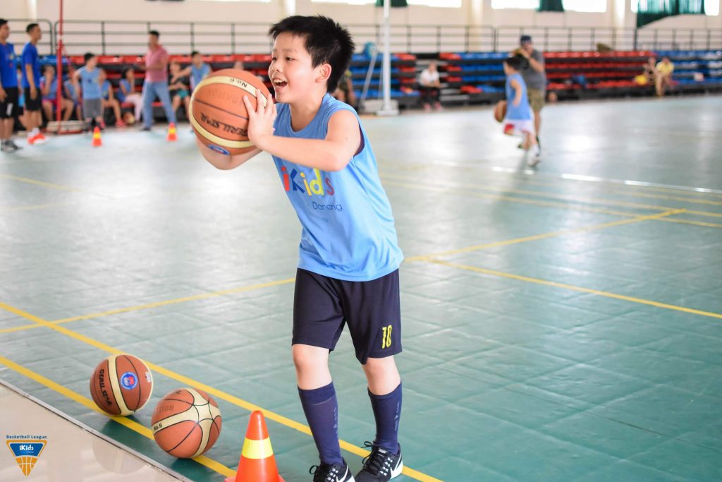 Tập bóng rổ mang lại niềm vui cho trẻ