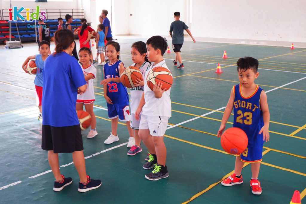 Giày chơi bóng rổ là một yếu tố quan trọng trong quá trình rèn luyện