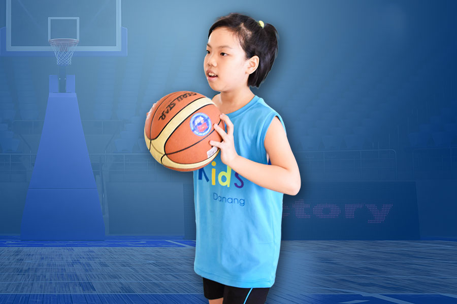 Bé gái chơi bóng rổ