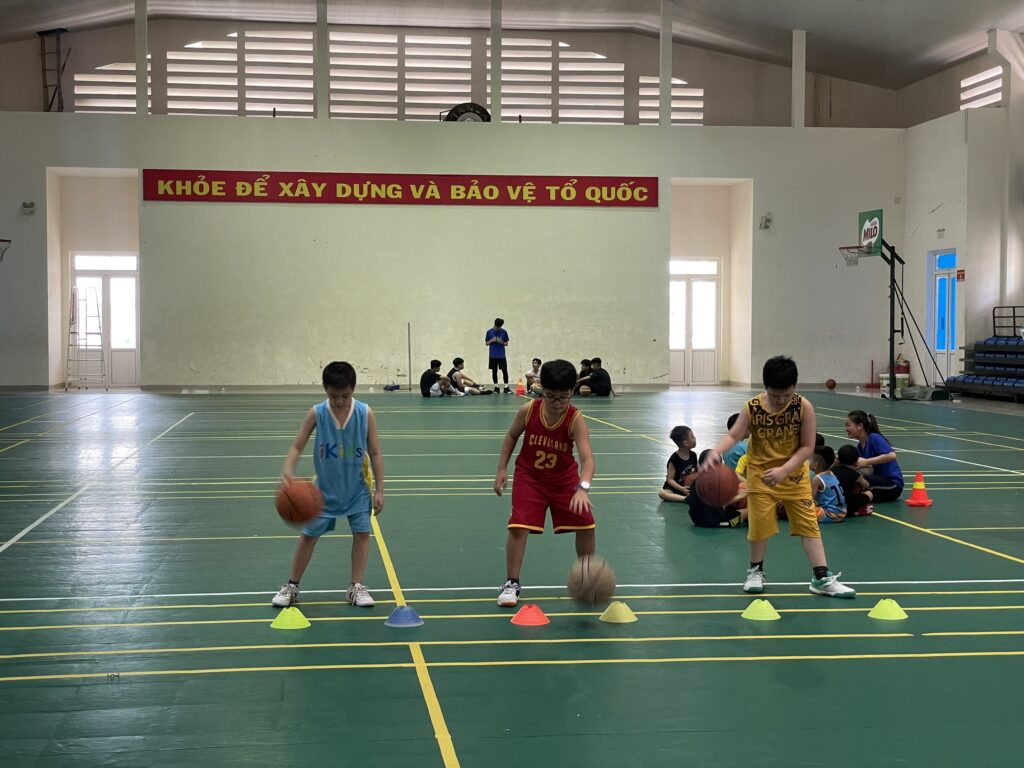 Trẻ em chơi bóng rổ
