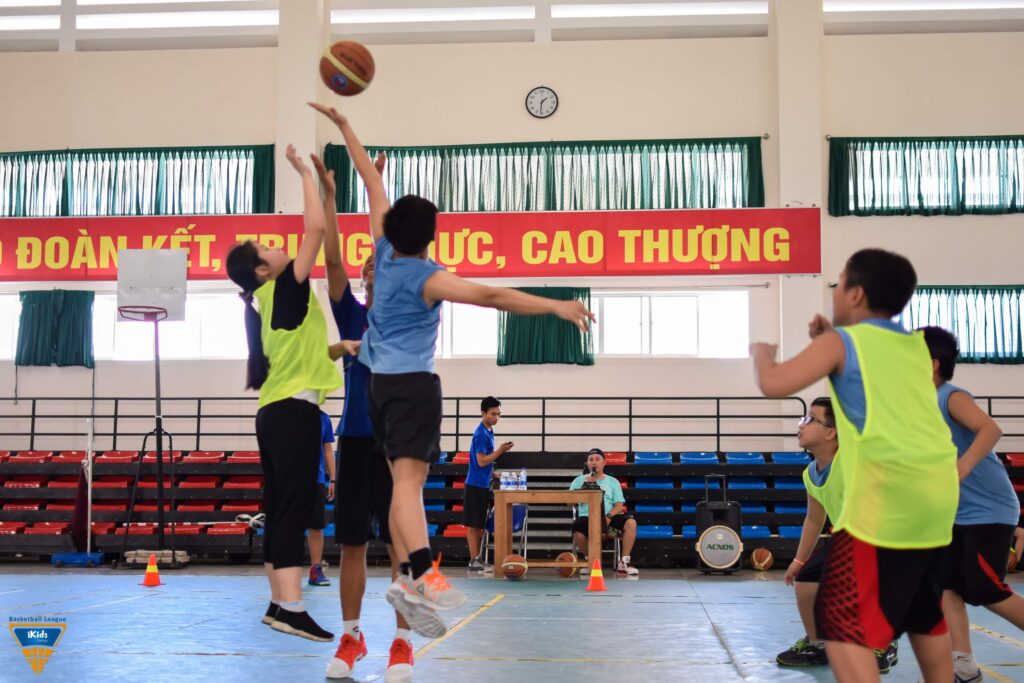 Chơi bóng rổ giúp rèn luyện sự khéo kéo cho trẻ em