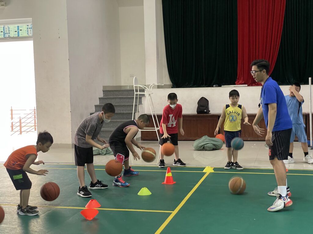 Các học viên đang học bóng rổ tại IKIDS Danang
