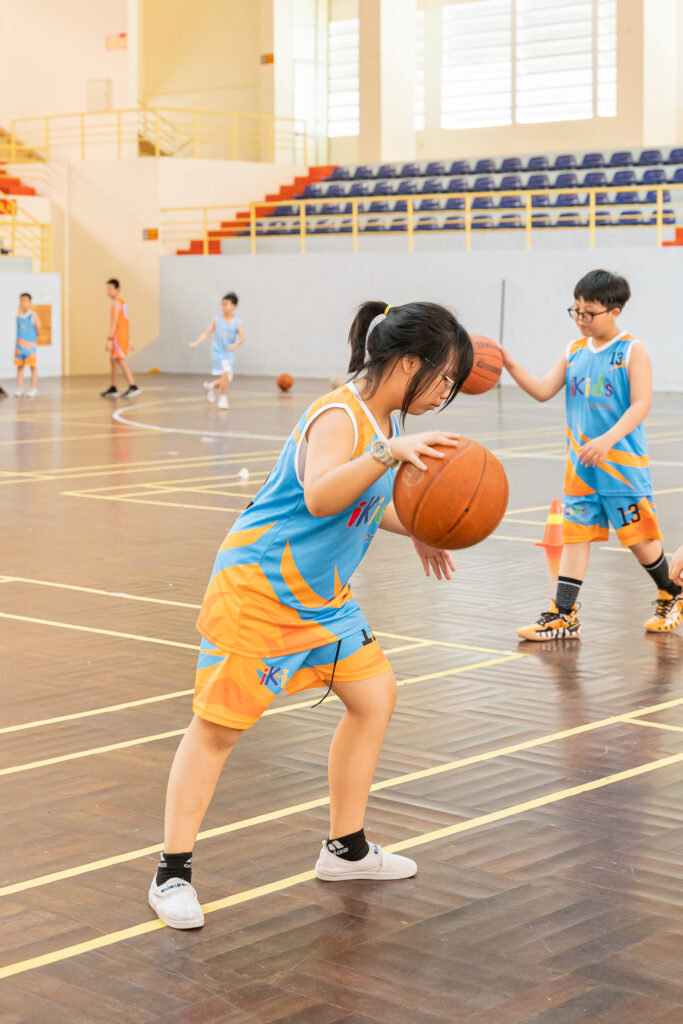 Con gái học bóng rổ