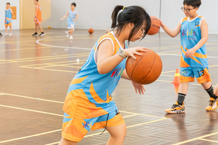 Con gái học bóng rổ