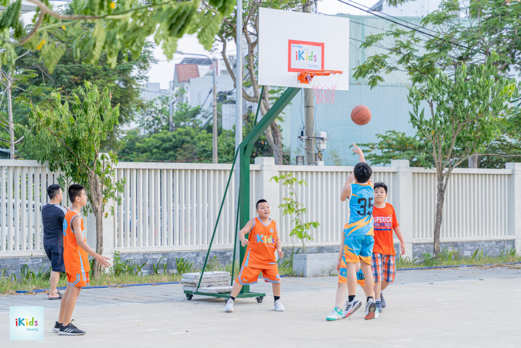 Học bóng rổ giúp mang đến khá nhiều lợi ích cho trẻ em