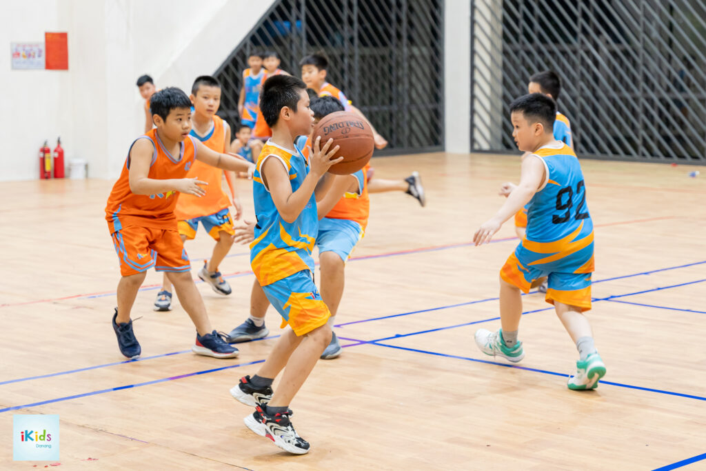 Bóng rổ là môn thể thao mang đến nhiều lợi ích cho trẻ