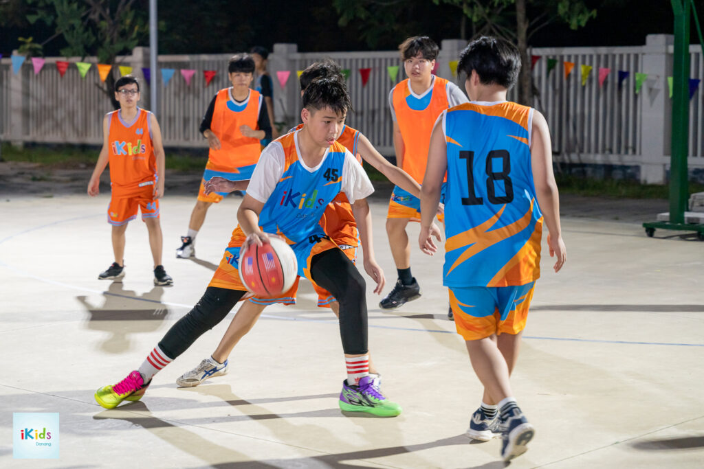 Luyện tập bóng rổ thường xuyên giúp phát triển sức khoẻ khá tốt cho trẻ em